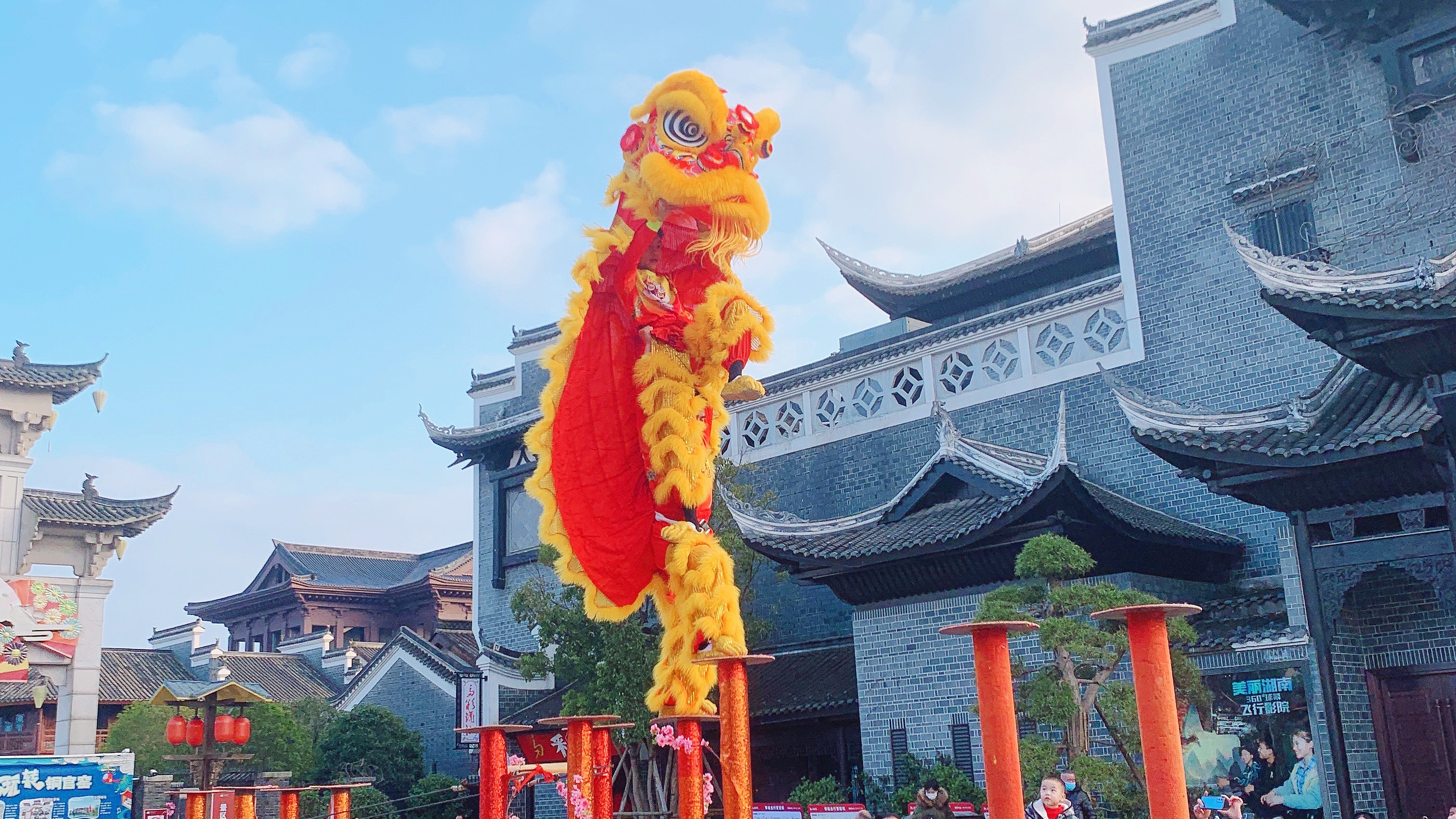 知名景區梅花樁獅表演